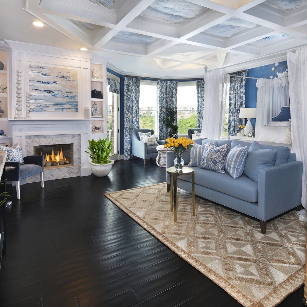 Просторная спальня с диваном и камином