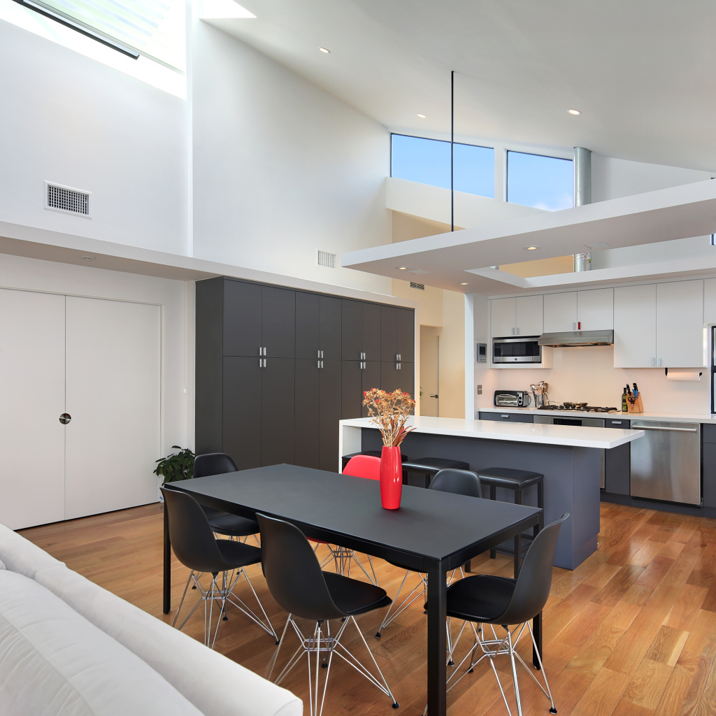 Просторная кухня в серо-белых тонах 