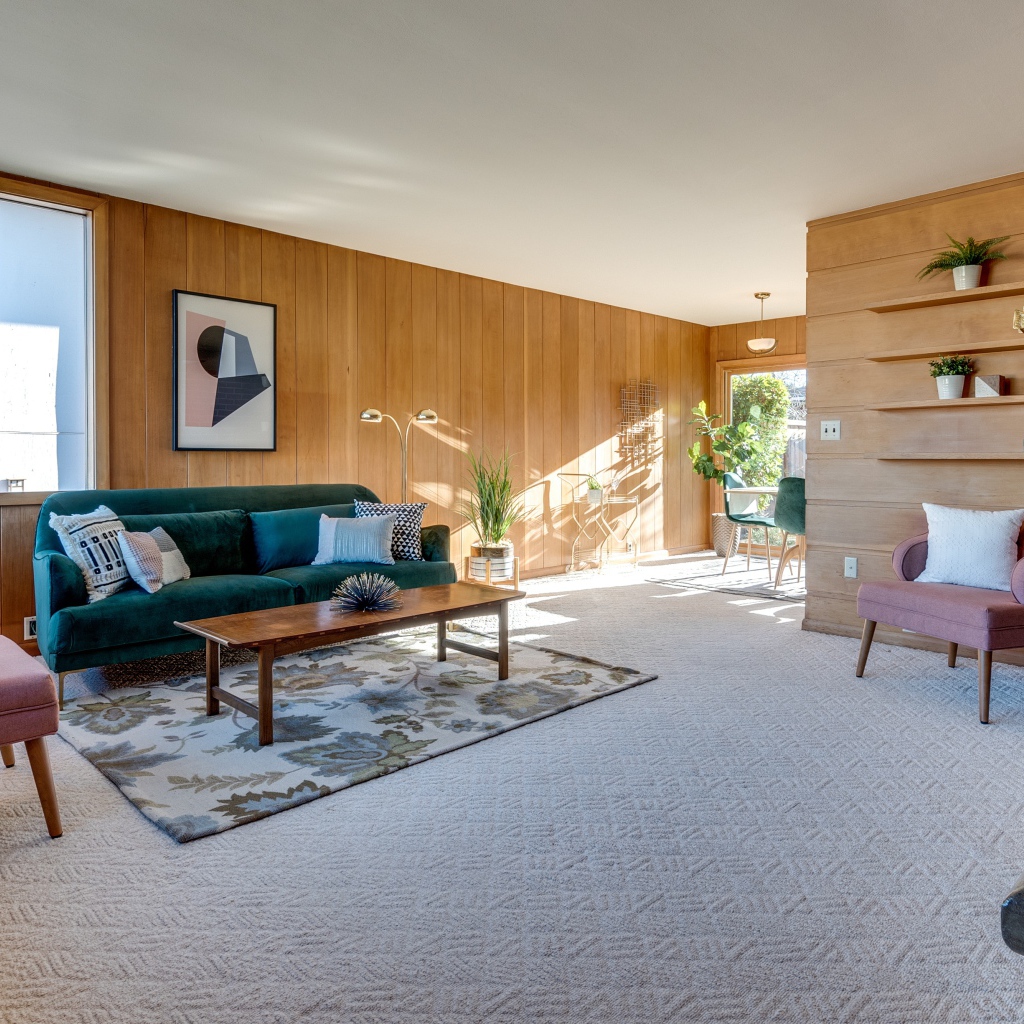 Просторная гостиная комната с деревяной мебелью 