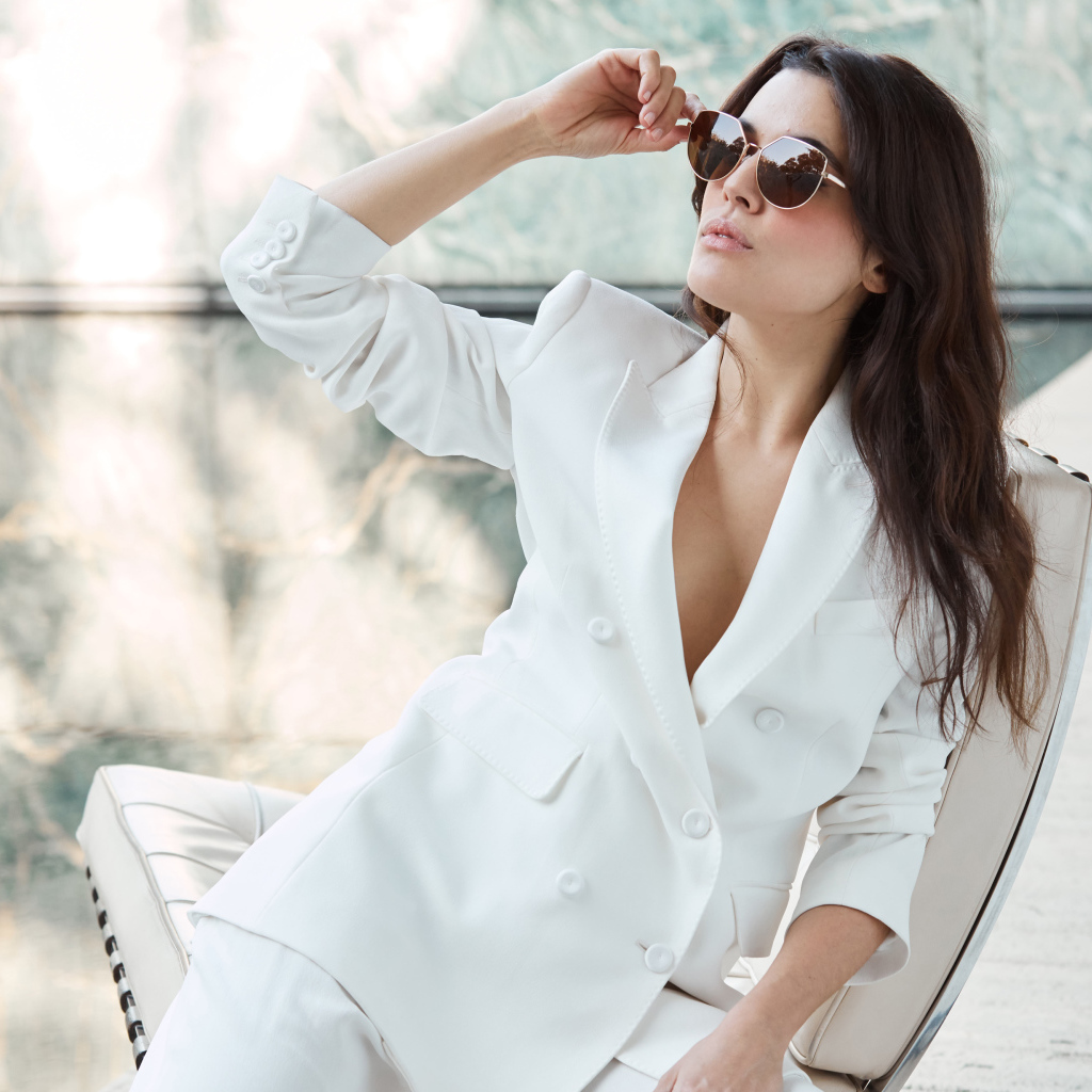 Испанская киноактриса Адриана Угарте в белом костюме