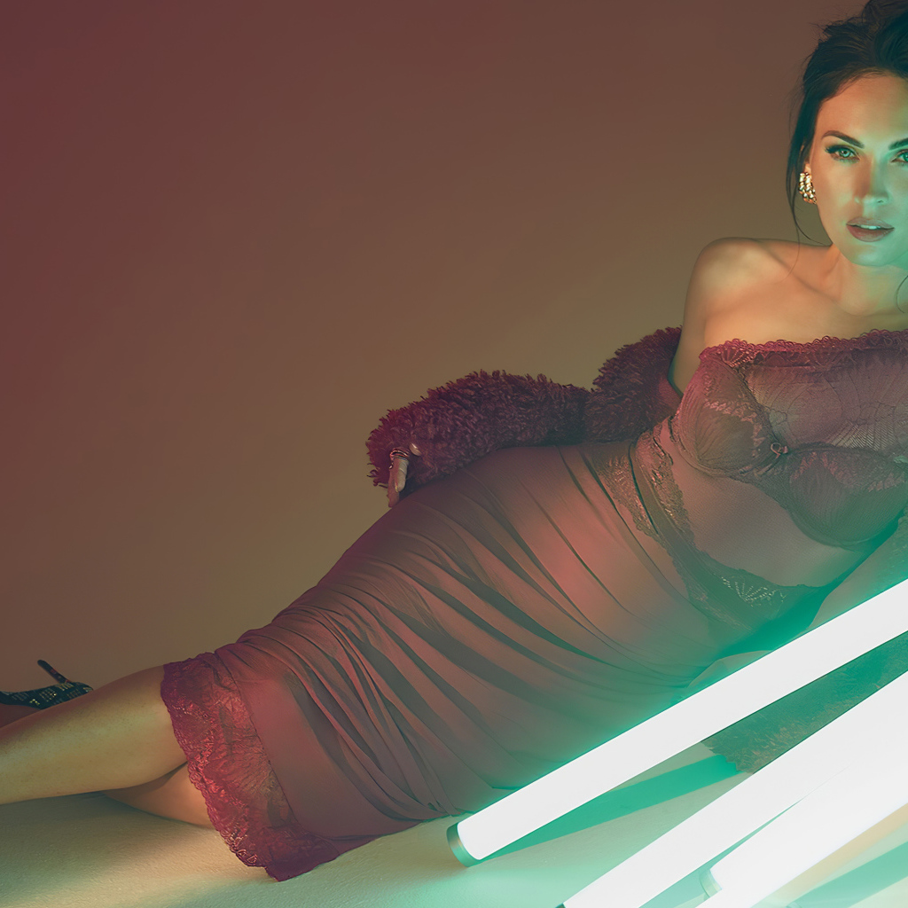 Эффектная актриса Меган Фокс  в красном платье