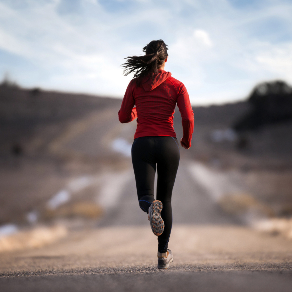 Спортивная девушка занимается бегом