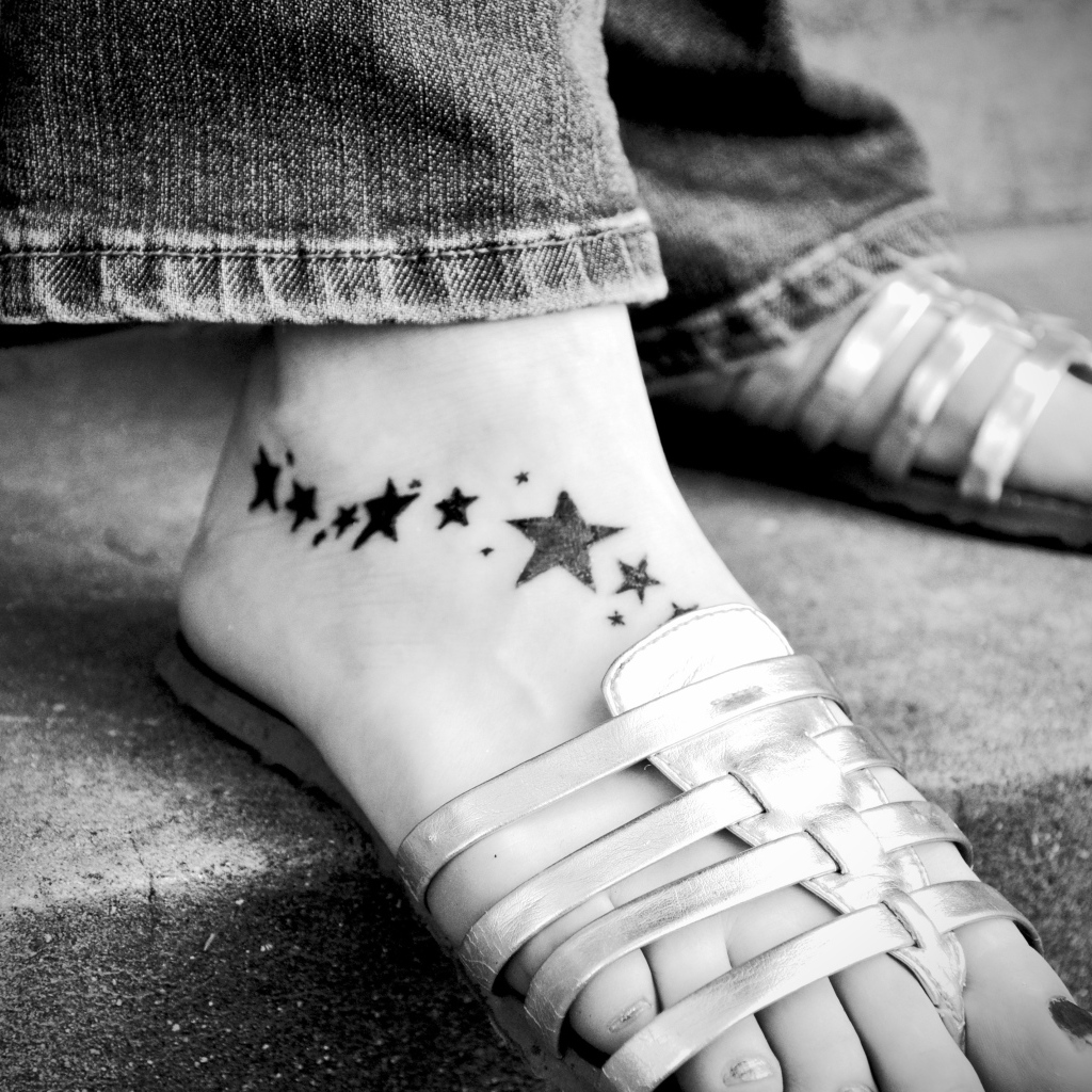 Татуировка звездочки на ноге у девушки 