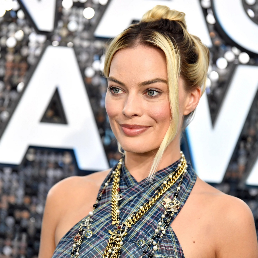 Стильная актриса Марго Робби с украшениями на шее 