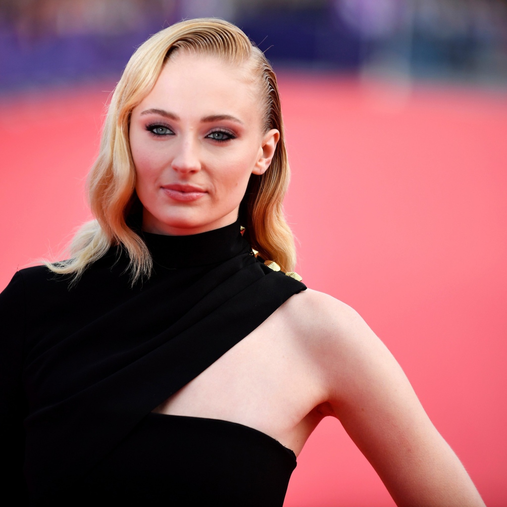 Стильная актриса Софи Тёрнер в черном наряде