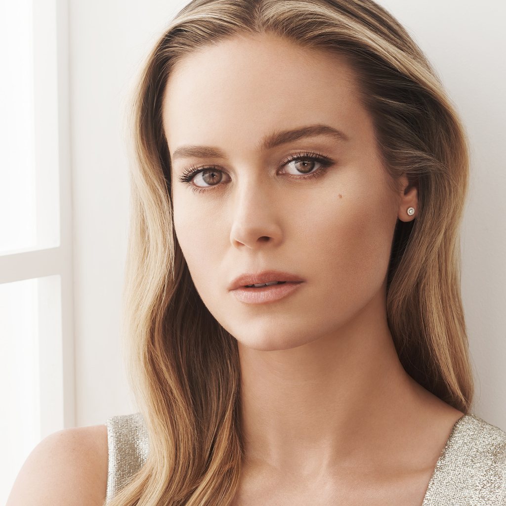 Милая Бри Ларсон стоит у окна