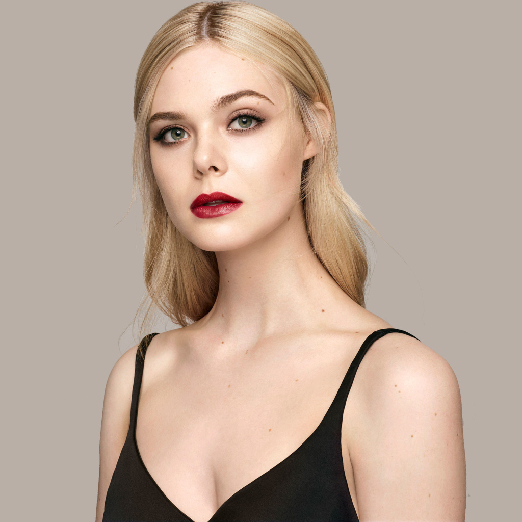 Нежная блондинка Эль Фаннинг на сером фоне