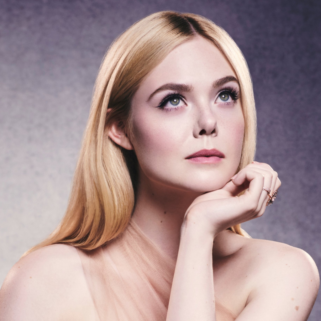 Нежная девушка, актриса Эль Фэннинг на сером фоне 