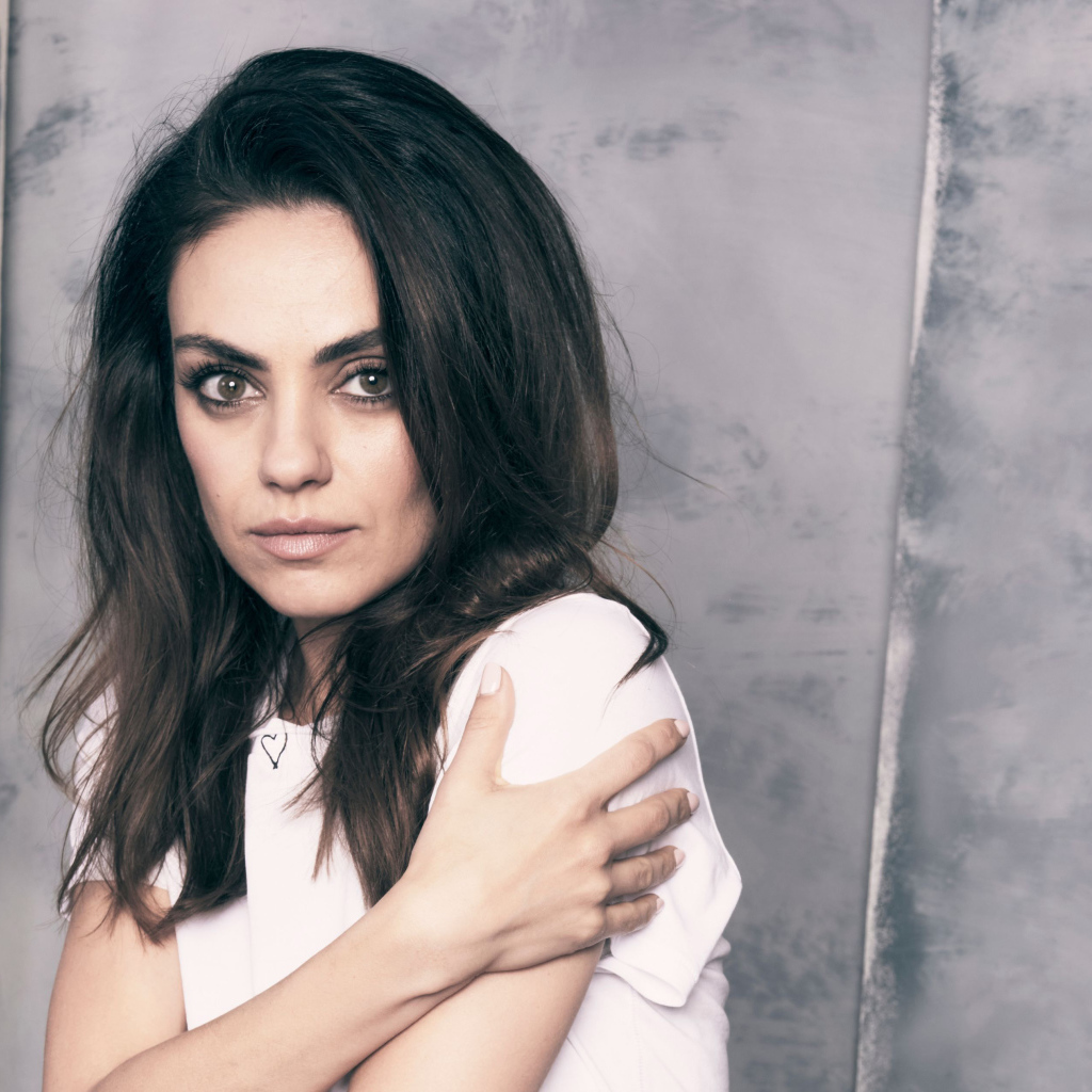 Нежная девушка, актриса Мила Кунис на сером фоне