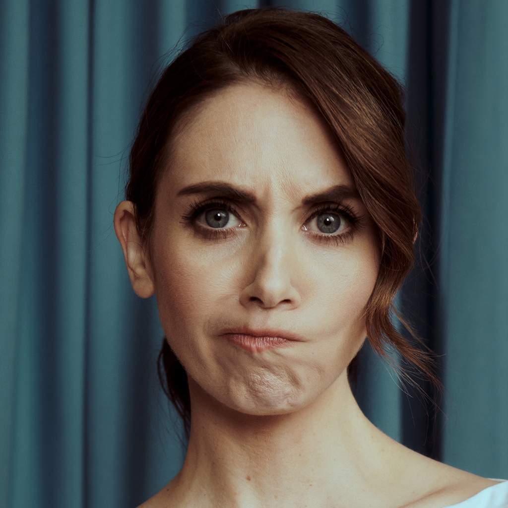 Недовольное лицо актрисы Элисон Бри 