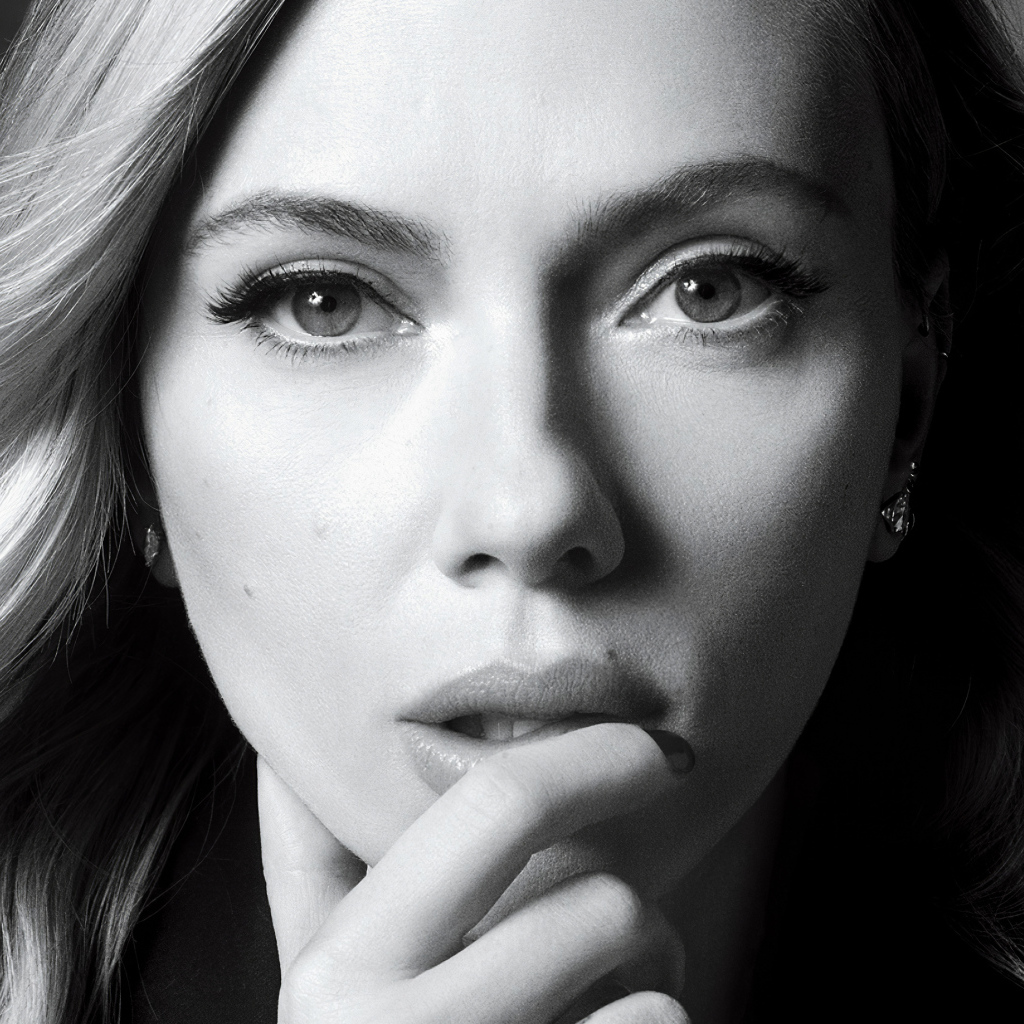Лицо актрисы Скарлетт Йоханссон черно - белое фото