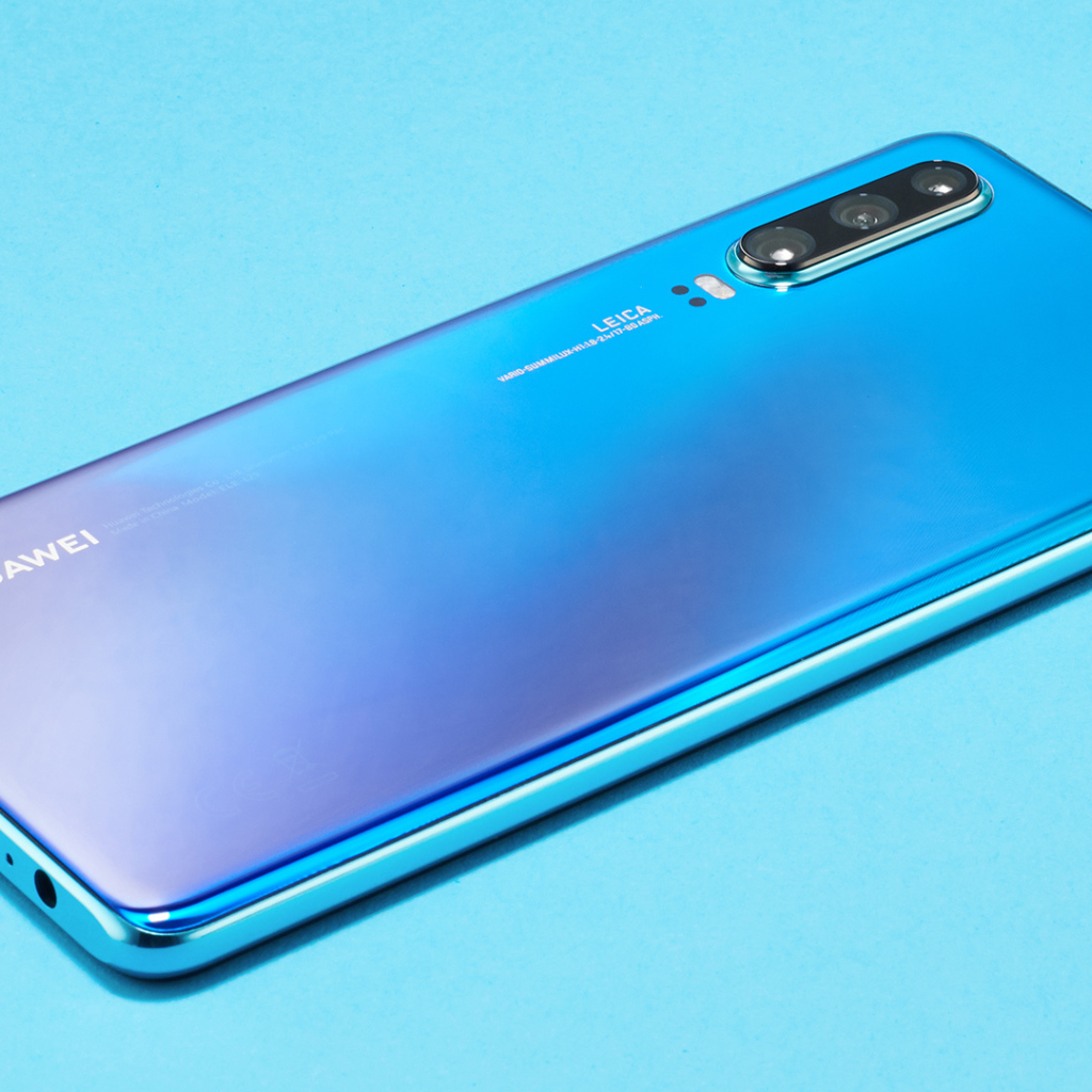Новый смартфон Huawei P40 на голубом фоне
