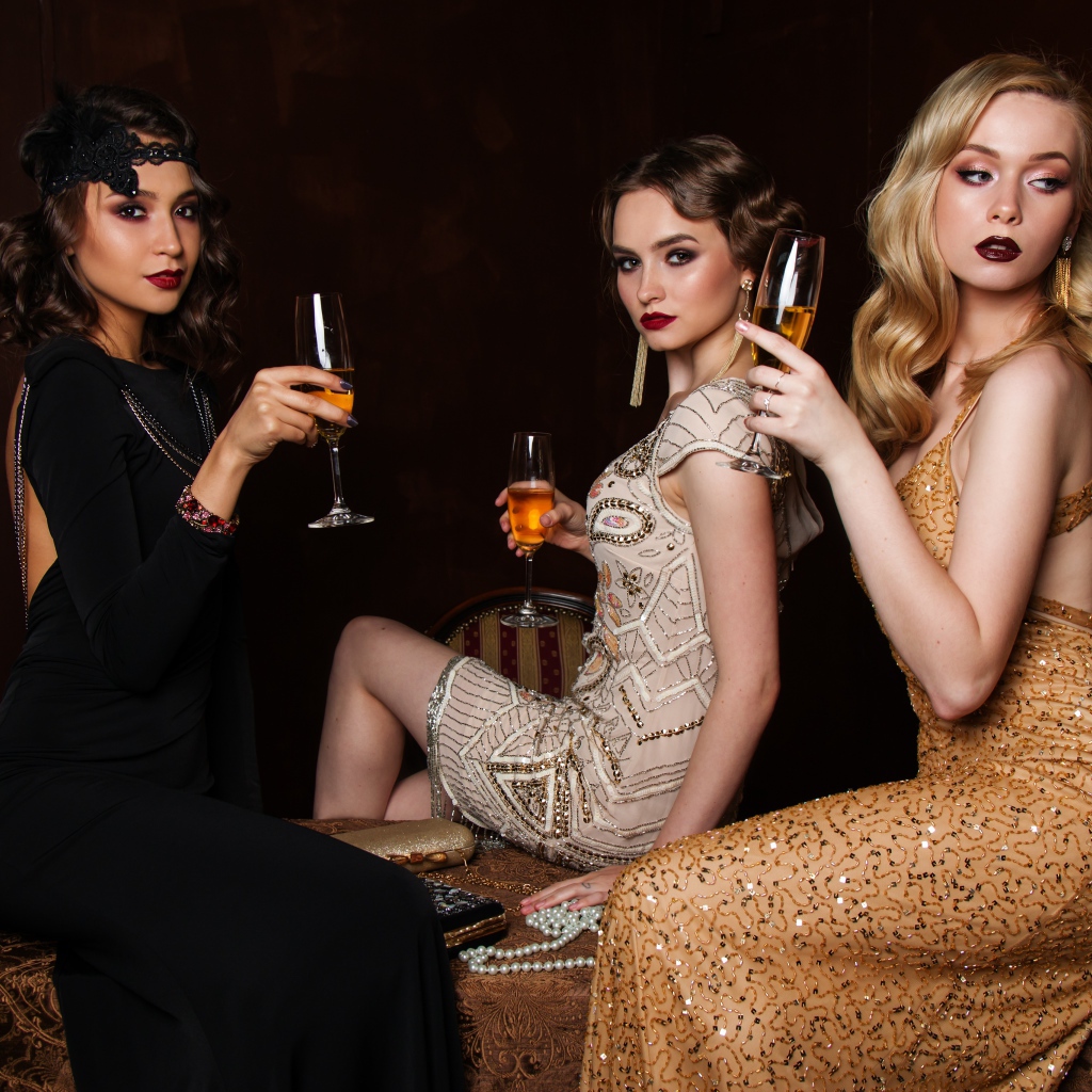 Три красивые девушки в вечерних платьях 