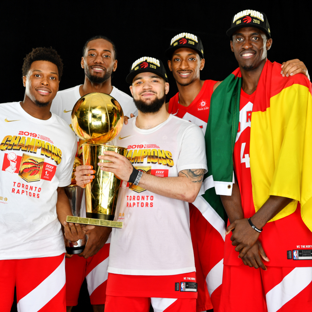 Игроки баскетбольной команды Торонто Рэпторс с кубком