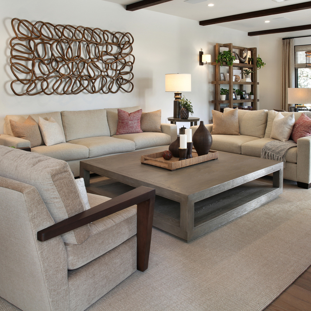 Мягкая мебель стоит в просторной светлой гостиной 