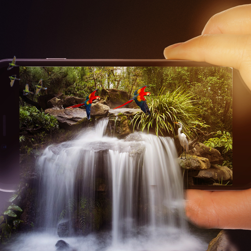 Водопад вытекает из смартфона в руке