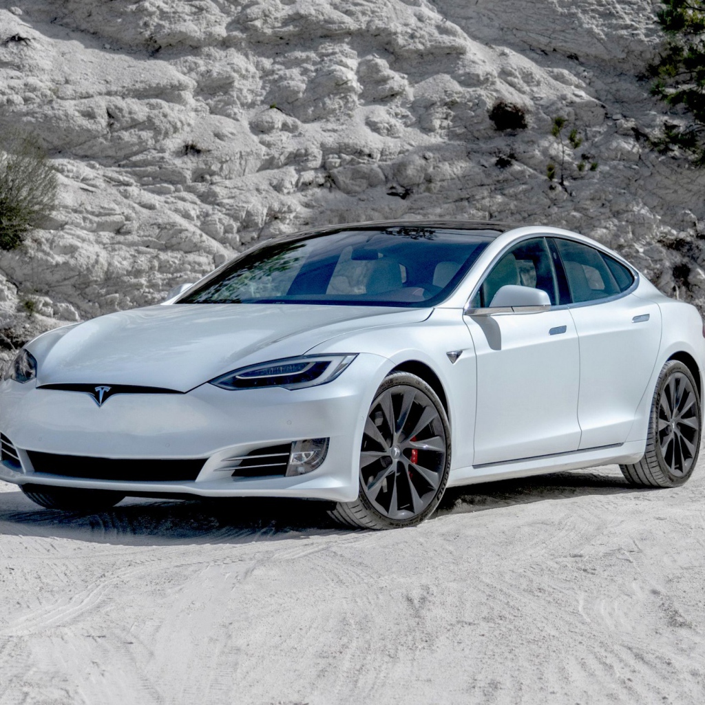 Белый автомобиль  Tesla Model S Performance, 2020 года в горах