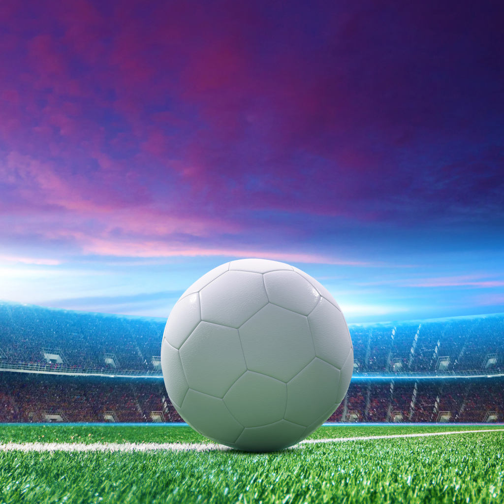 Белый футбольный мяч на зеленой траве на стадионе 