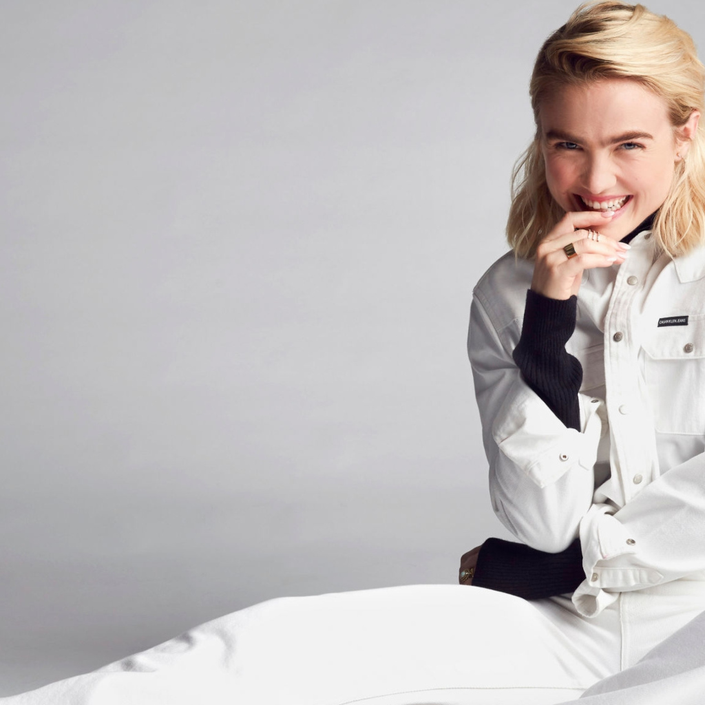 Молодая американская актриса Мэдди Хассон в белом костюме