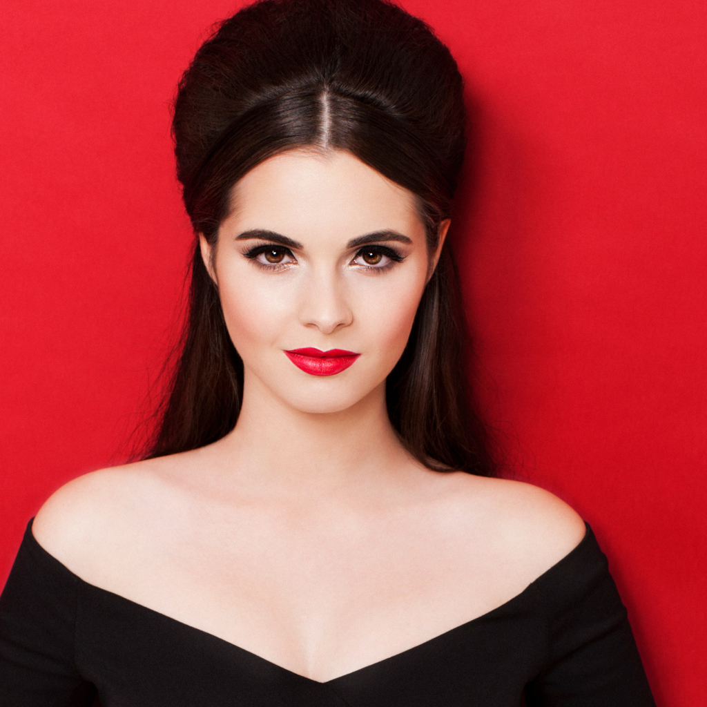 Молодая американская актриса Ванесса Марано на красном фоне