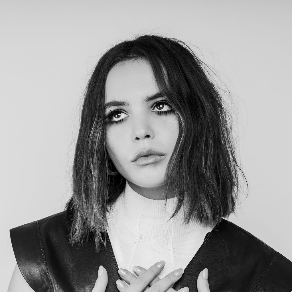 Молодая актриса Бэйли Мэдисон черно - белое фото