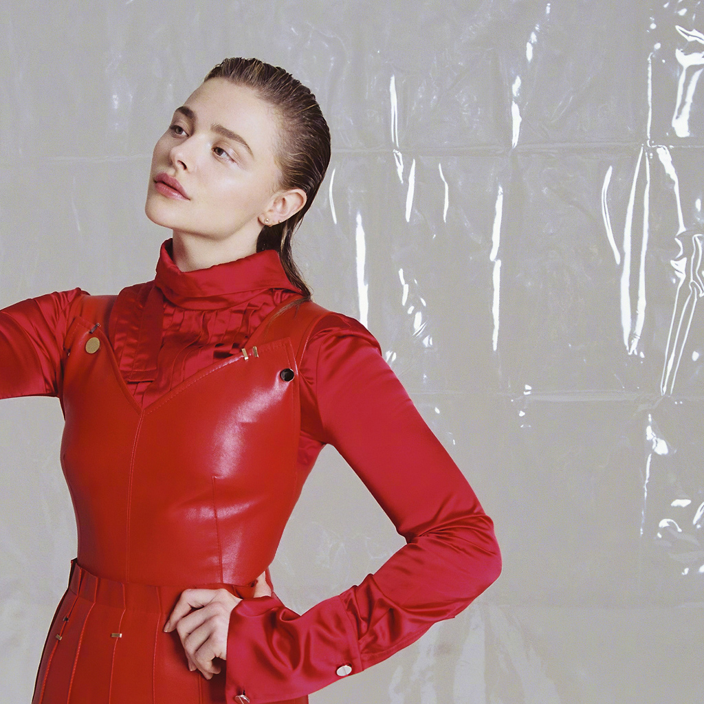 Молодая актриса Хлоя Грейс Морец в красном костюме