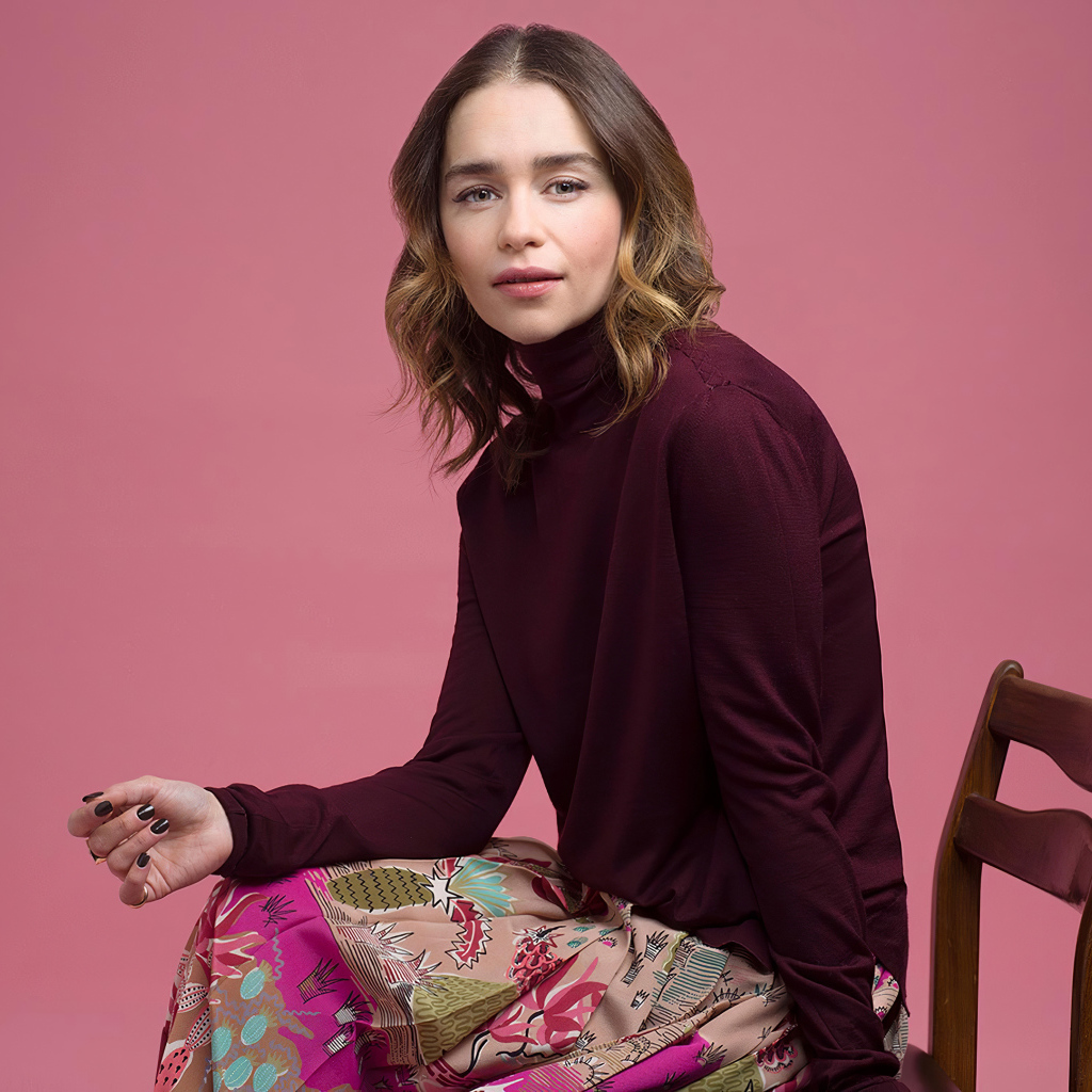 Молодая актриса Эмилия Кларк сидит на стуле