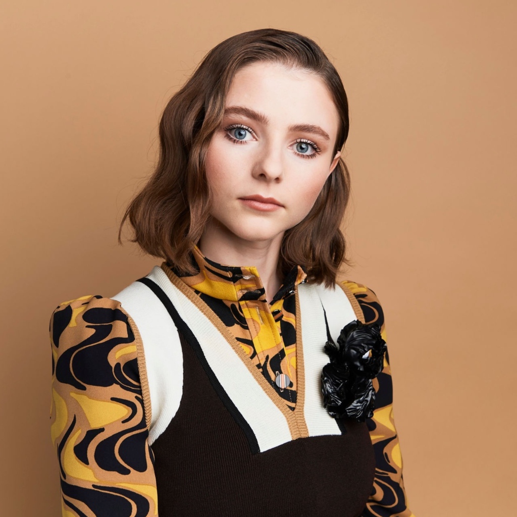 Молодая актриса Томасин Маккензи на фоне стены