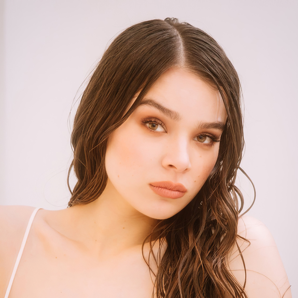 Молодая американская актриса Хейли Стейнфилд фото крупным планом