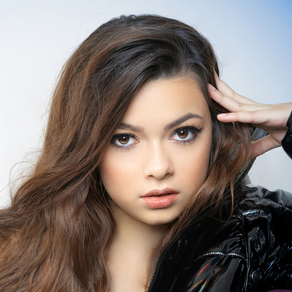 Молодая кареглазая девушка, американская актриса Никки Хан