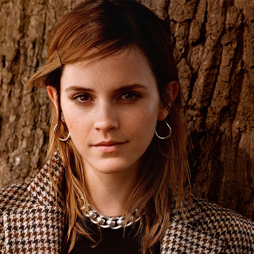 Молодая кареглазая девушка, актриса Эмма Уотсон у дерева