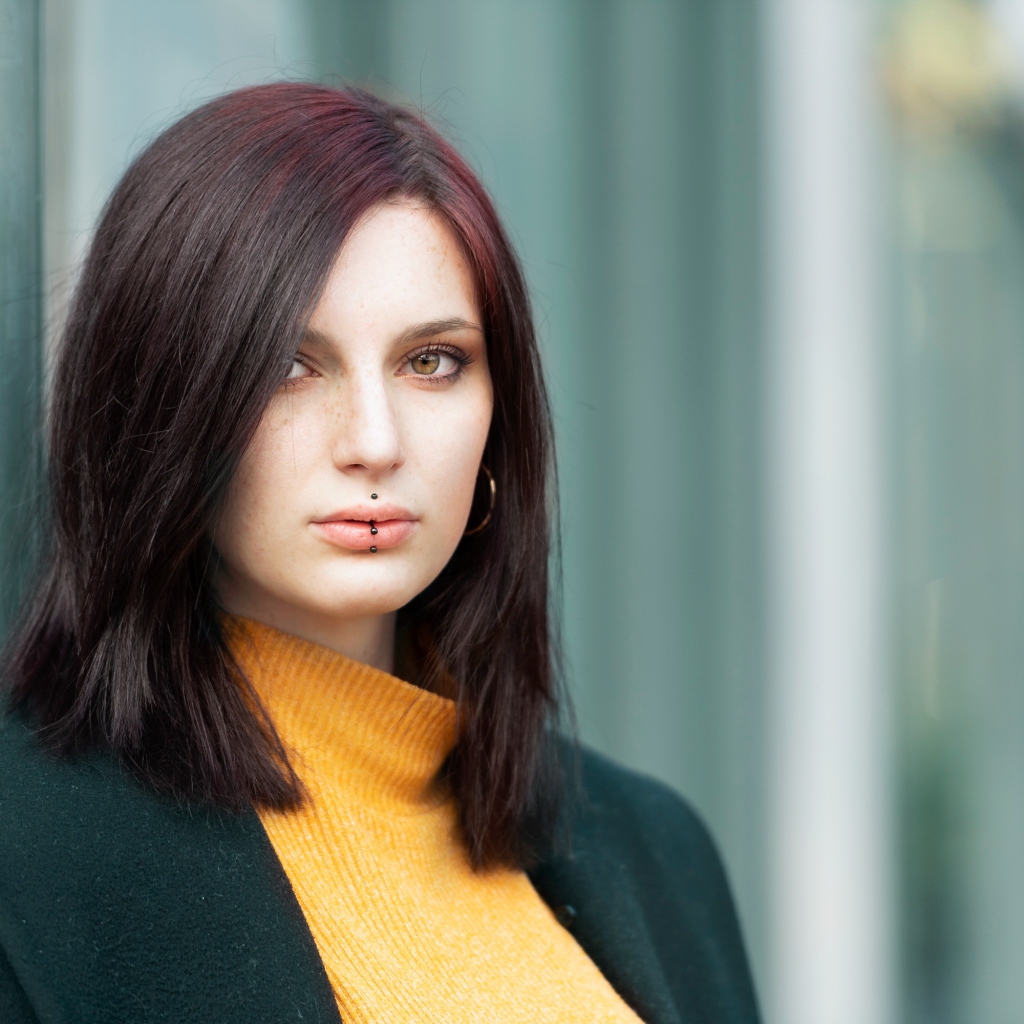 Молодая девушка с черным пирсингом на губах