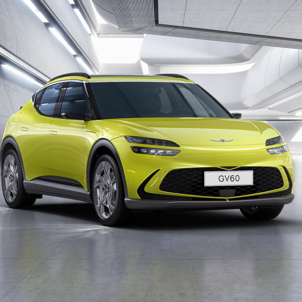 Желтый автомобиль Genesis GV60, 2021 года в здании