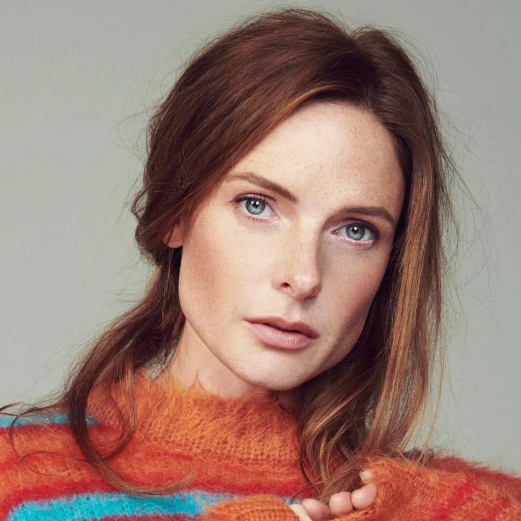 Рыжеволосая актриса Ребекка Фергюсон на сером фоне