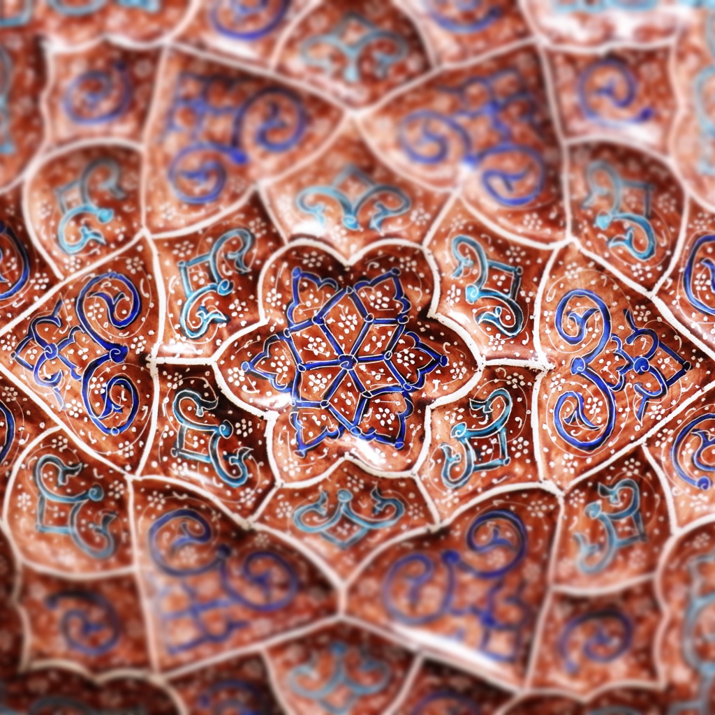 Красивые синие узоры цветов на коричневом фоне 