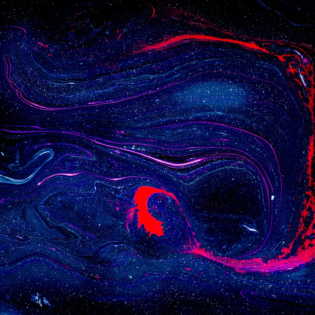 Размытое пятно синей и красной краски на черном фоне