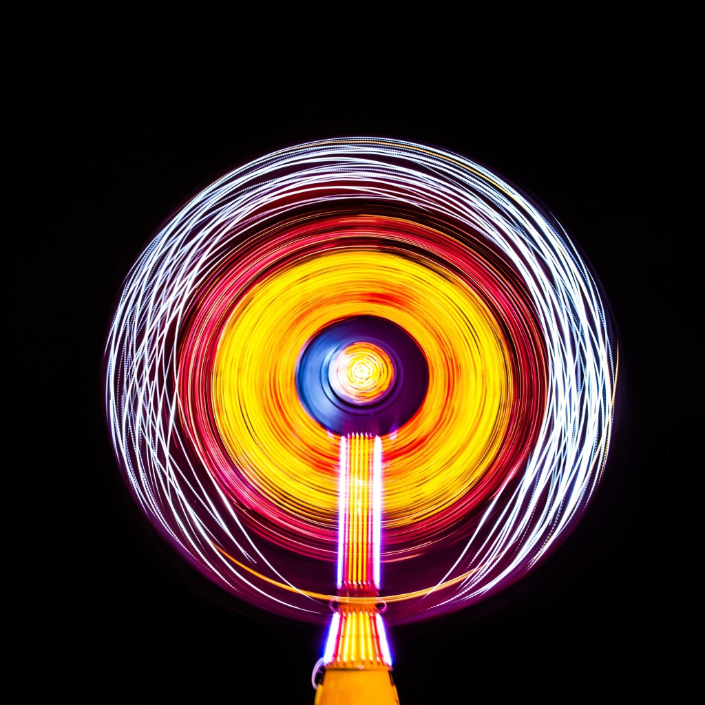 Разноцветное абстрактное пятно на черном фоне