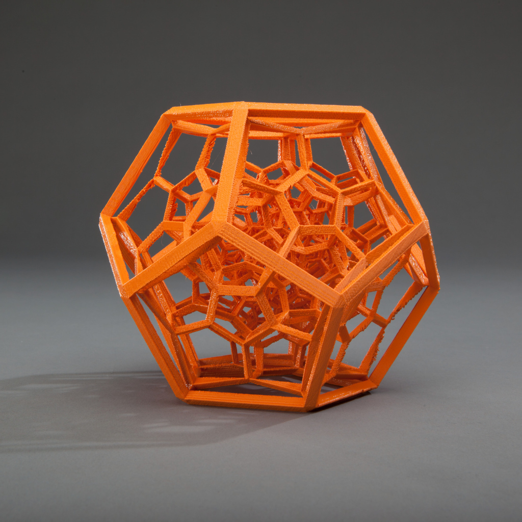 Оранжевый многогранник на сером фоне 3д