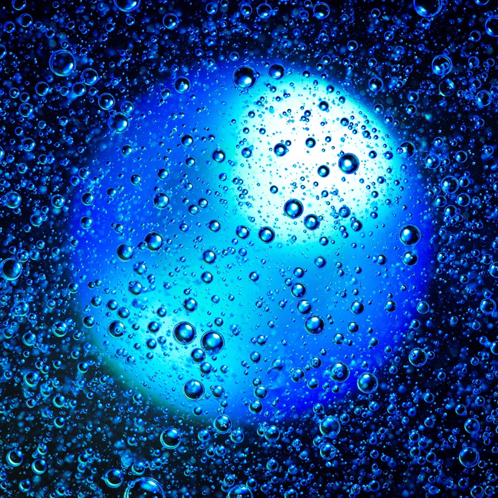 Круглый голубой шар в воде с пузырями