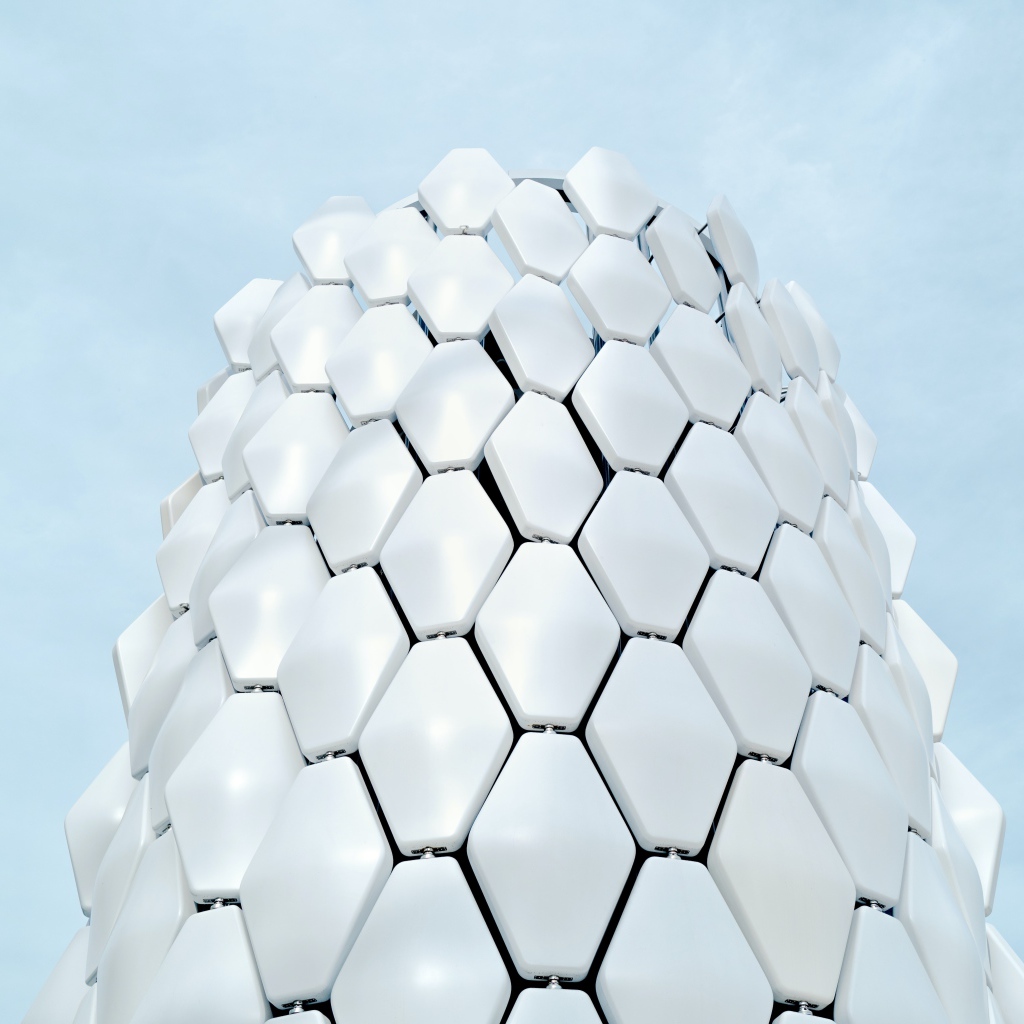 Белые соты на голубом фоне 