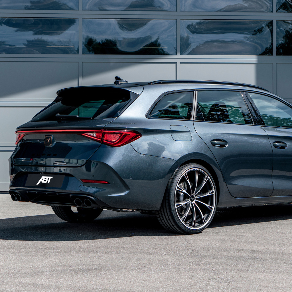 Автомобиль ABT Cupra León Sportstourer 2021 года вид сзади