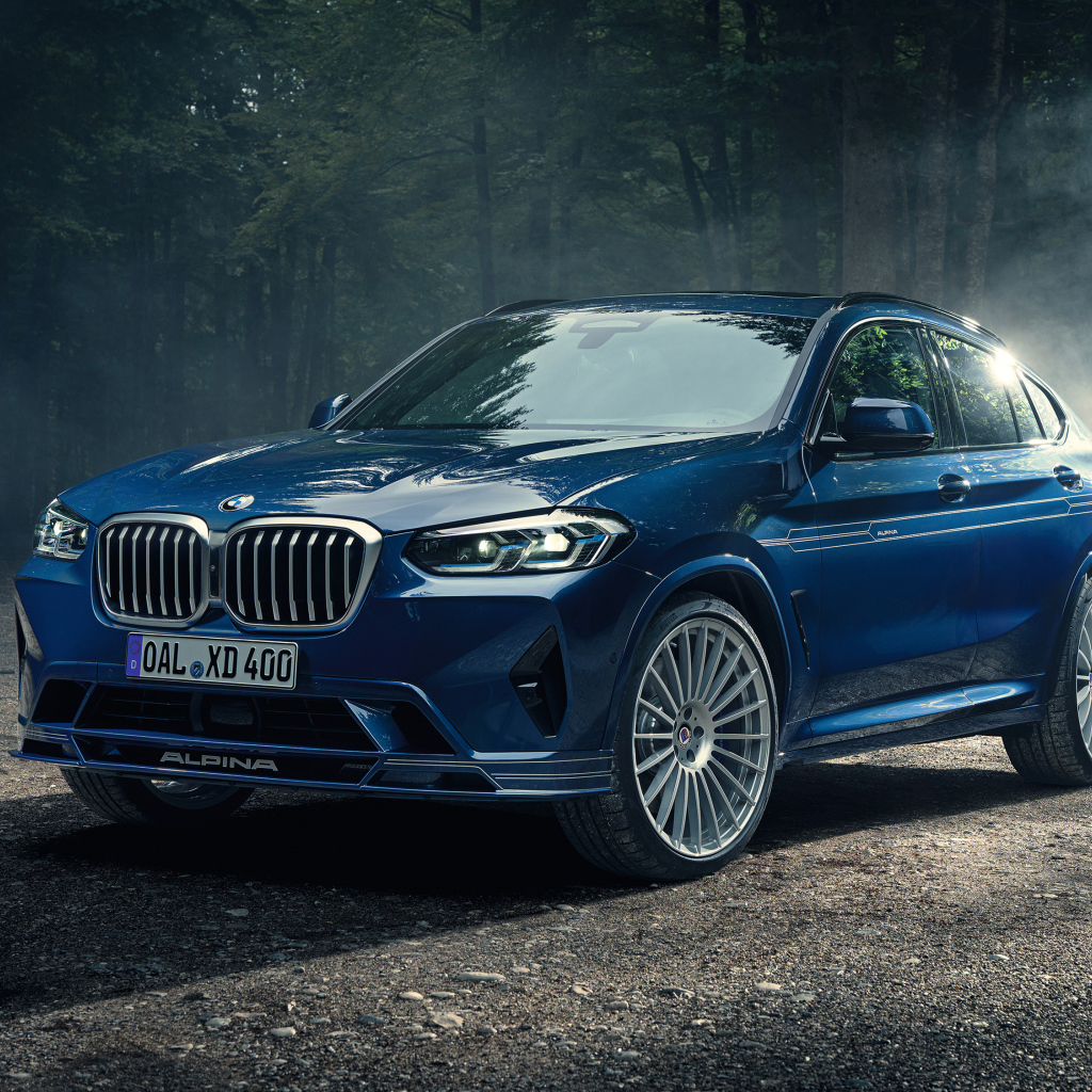 Автомобиль Alpina XD4, 2021 года в лесу