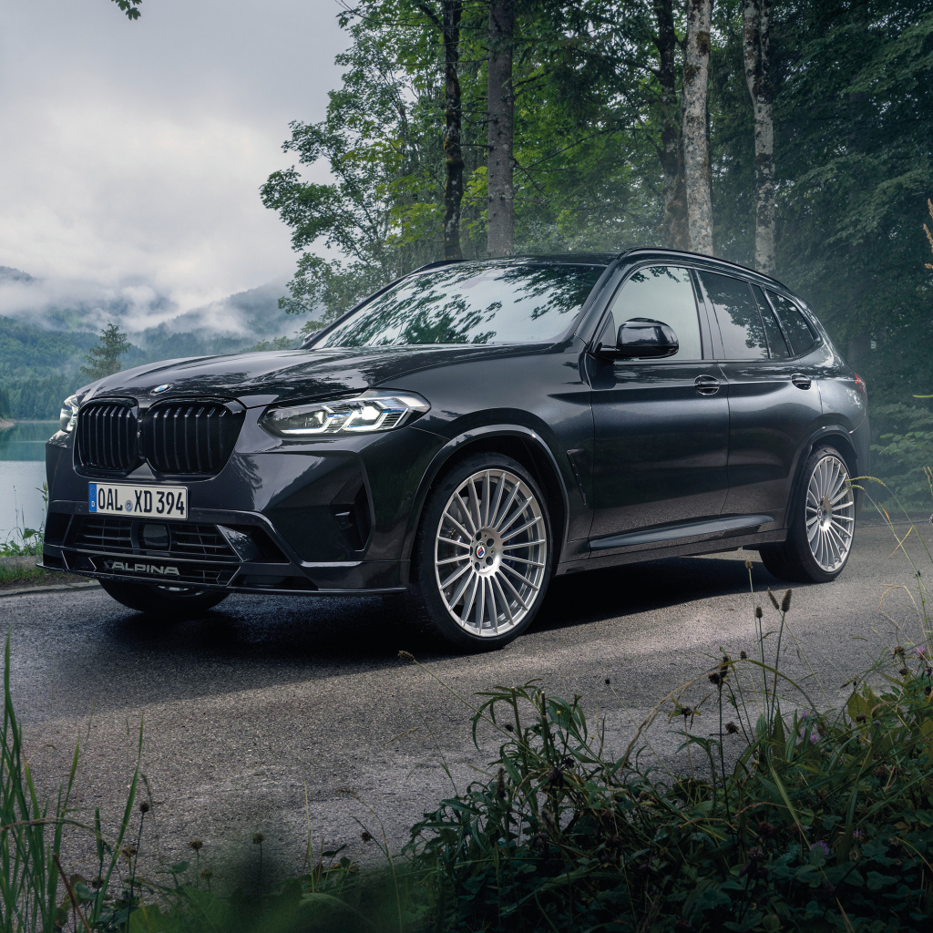 Черный внедорожник Alpina XD3 2021 года в лесу