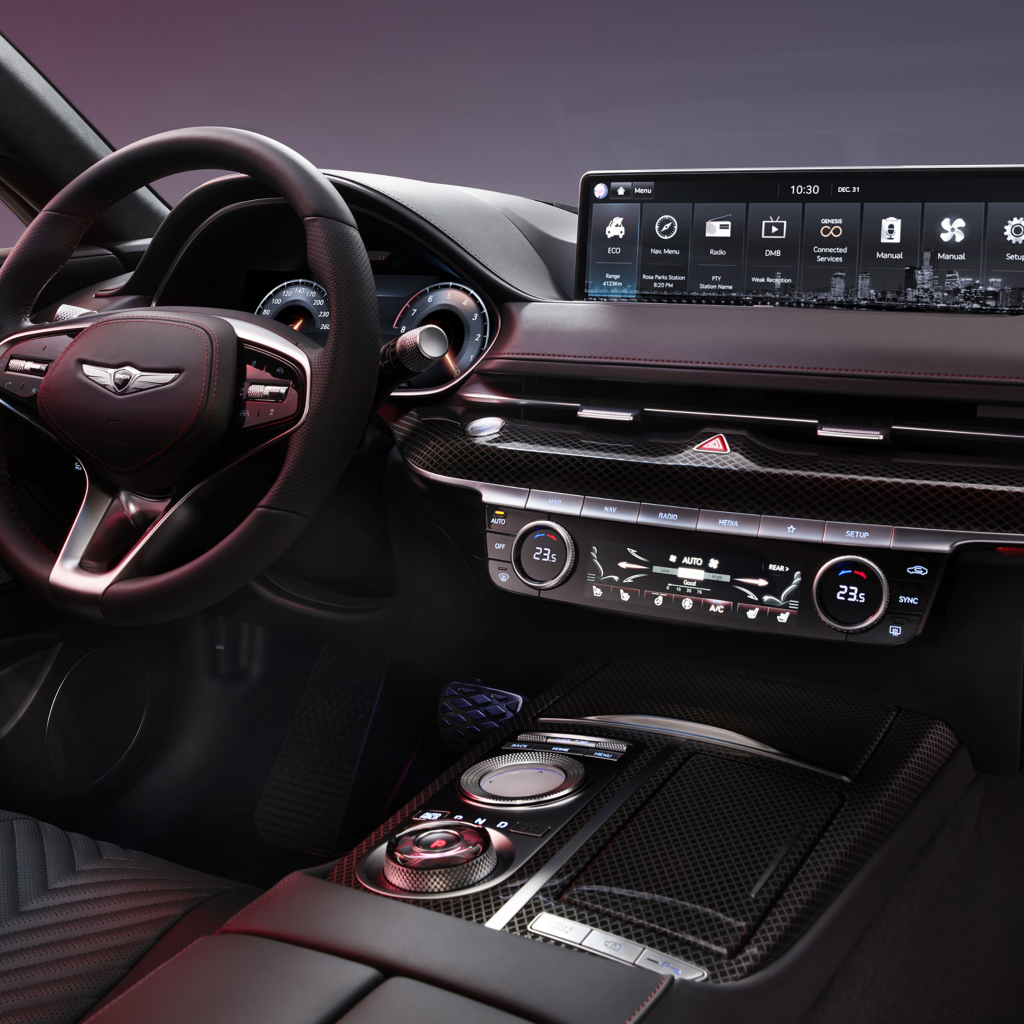 Черный салон автомобиля Genesis G80 Sport 2021 года