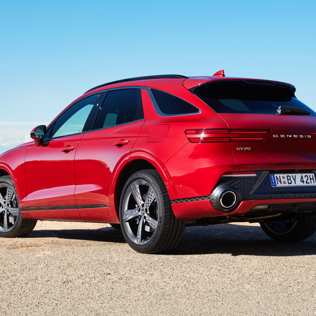 Красный автомобиль Genesis GV70 2.5T AWD 2021 года вид сзади 