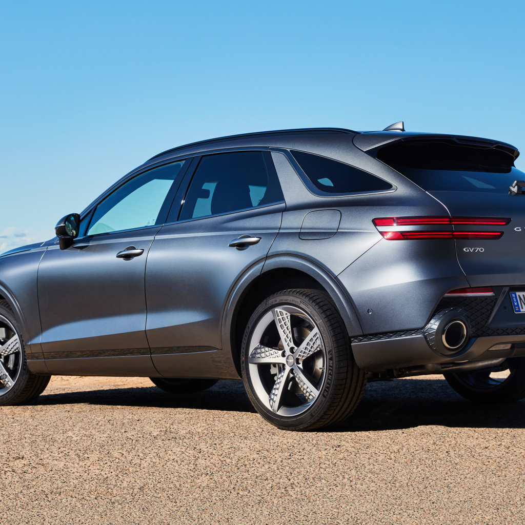 Серебристый автомобиль Genesis GV70 3.5T AWD 2021 года вид сзади 