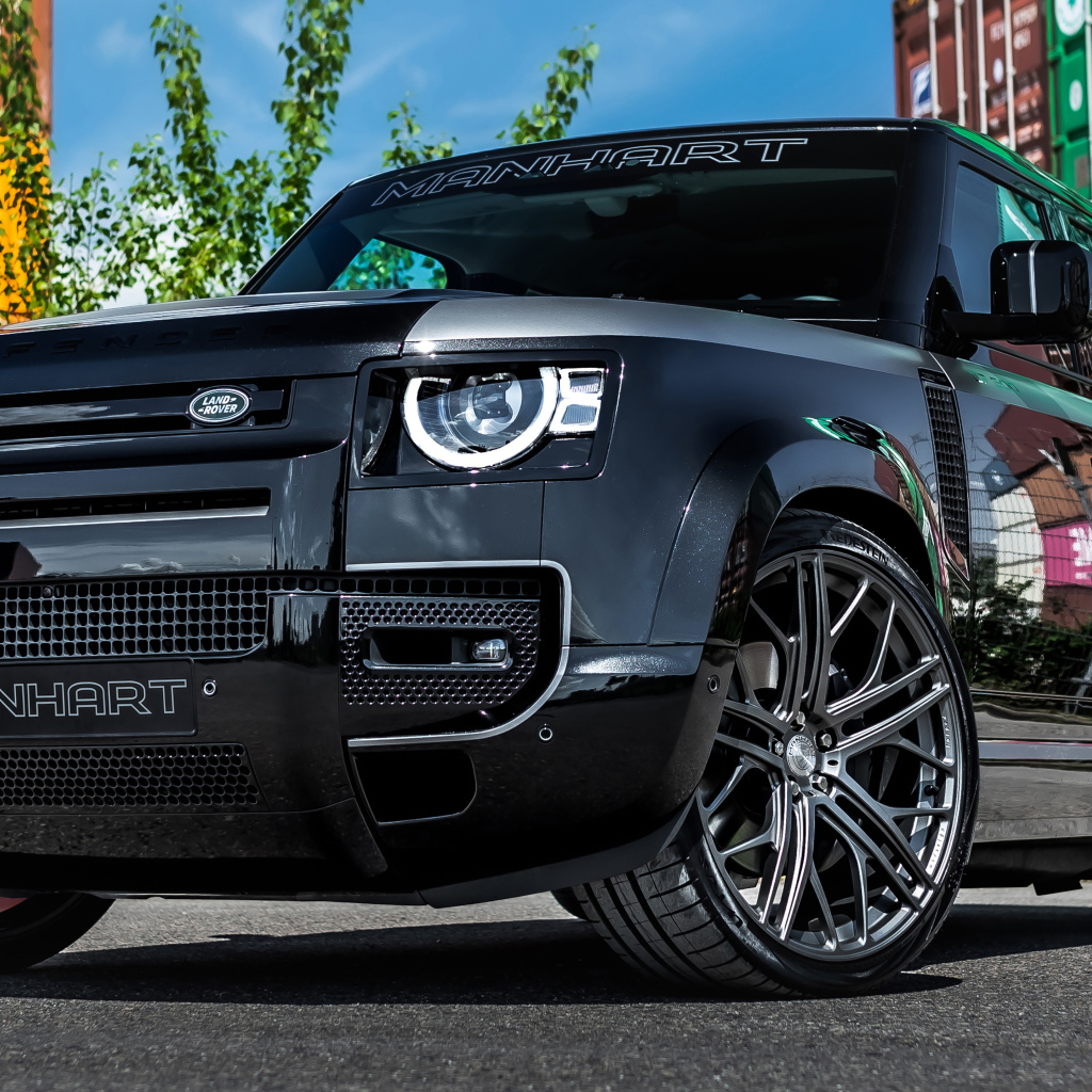 Черный дорогой автомобиль Manhart Defender DP500 2021 года