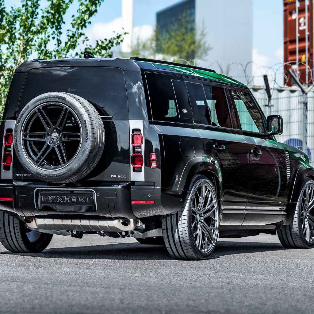 Черный автомобиль Manhart Defender DP500 2021 года вид сзади