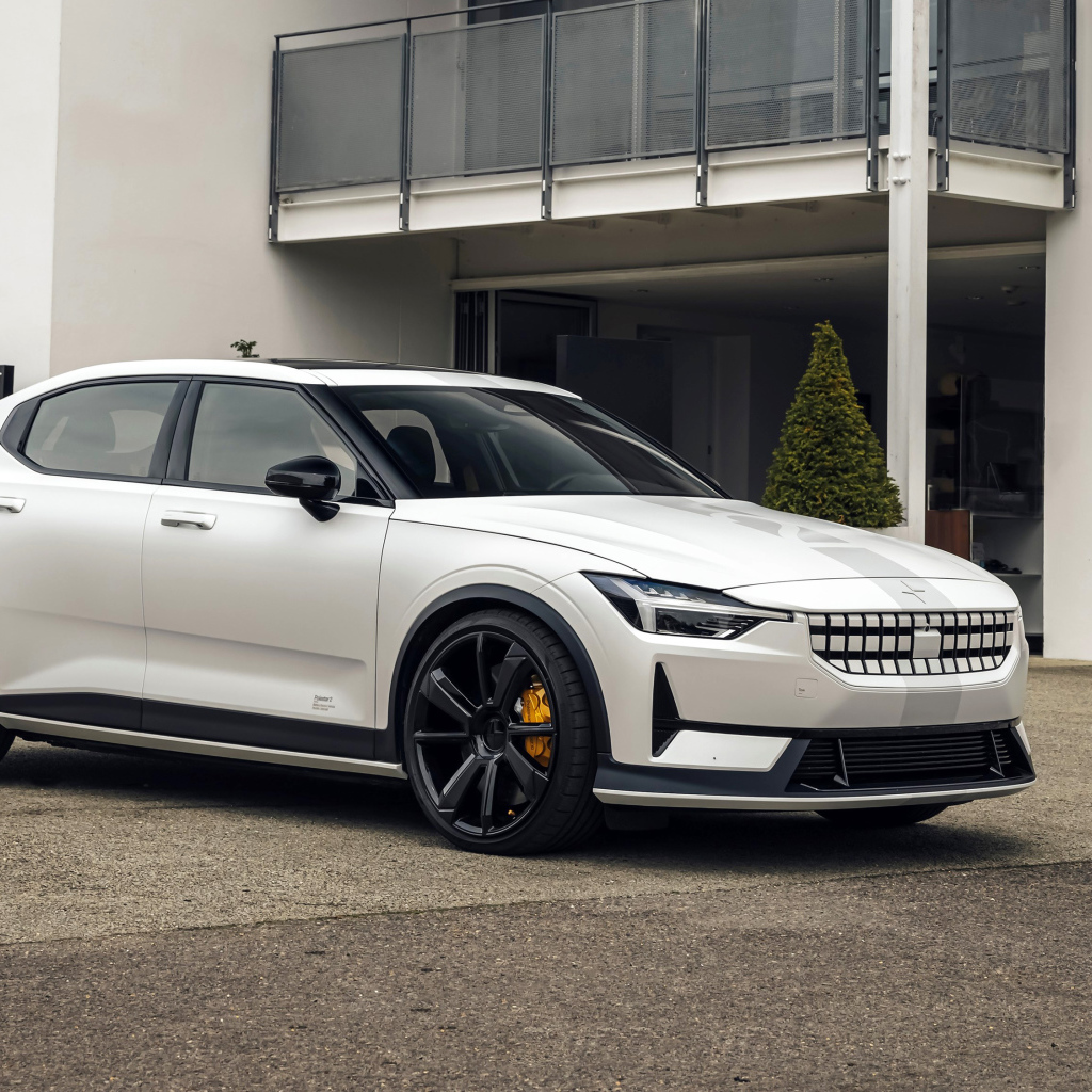 Белый Polestar 2 Experimental 2021 года у дома