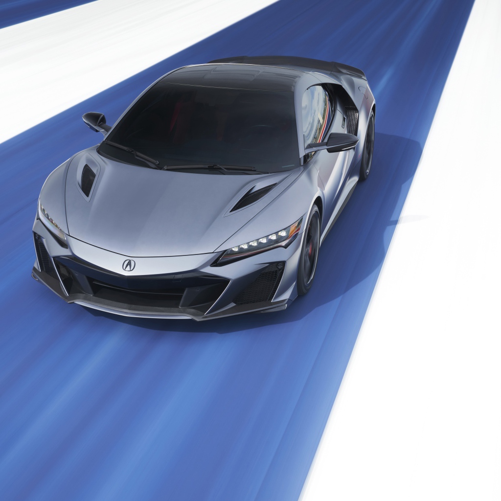 Серебристый автомобиль Acura NSX Type S, 2022 года на гонках
